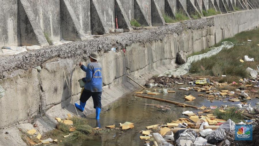 Sejumlah penduduk beraktivitas di area tanggul Pantai Muara Baru, Jakarta, Jumat (10/4/2026). (CNBC Indonesia/Tri Susilo)