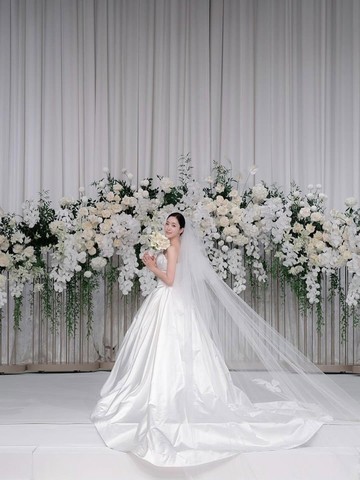 Romantis dan Penuh Suka Cita, Simak Deretan Potret Pernikahan Hahm Eun Jung 