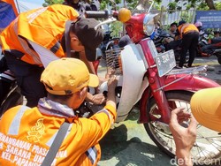 Saat PPSU Jadi Montir Dadakan di Banjir Rob Jakut, Bantu Motor Warga Mogok