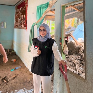 Salurkan Bantuan ke Aceh, Ria Ricis Terperosok ke Lubang Tumpukan Kayu Gelondongan