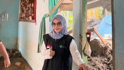 Salurkan Bantuan ke Aceh, Ria Ricis Terperosok ke Lubang Tumpukan Kayu Gelondongan