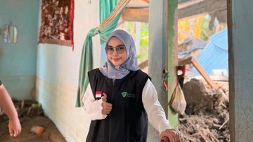 Berita Viral Selebriti dari InsertLive : Salurkan Bantuan ke Aceh, Ria Ricis Terperosok ke Lubang Tumpukan Kayu Gelondongan