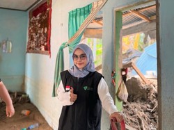 Salurkan Bantuan ke Aceh, Ria Ricis Terperosok ke Lubang Tumpukan Kayu Gelondongan