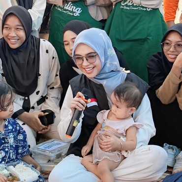 Terjun Langsung Kunjungi Korban Banjir Sumatra, Ria Ricis: Masih Kritis