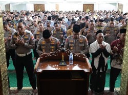 Ribuan Personel Polda Jatim Salat Gaib untuk Korban Banjir Aceh-Sumatera