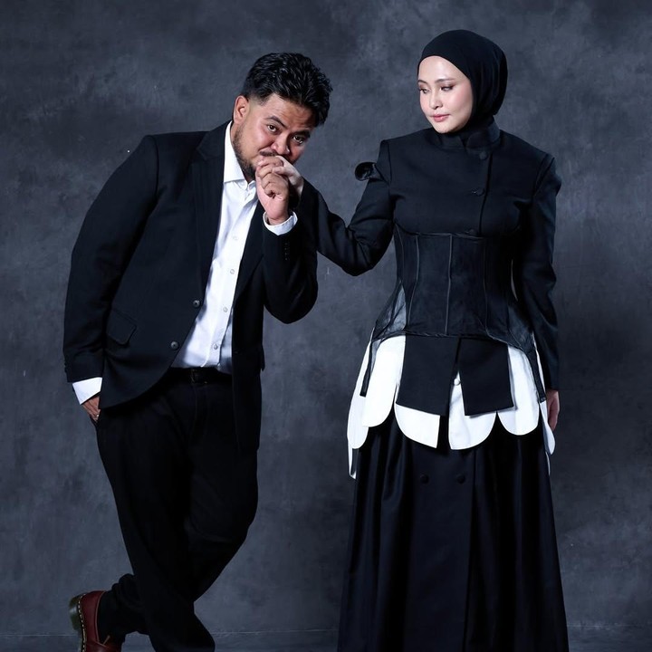 <p>Rigen Rakelna juga kerap menampilkan keharmonisan bersama sang istri, Indah Ningtyas, yang telah dinikahi pada 2019 lalu. Kebahagiaan keduanya kini bertambah dengan kehadiran tiga anak, yaitu M. Gharvi Aldevaro Rakelna, Essilie Nimpuna Rakelna, dan Navarin Thufaila Rakelna.&nbsp;(Foto: Instagram @indhningtys)</p>