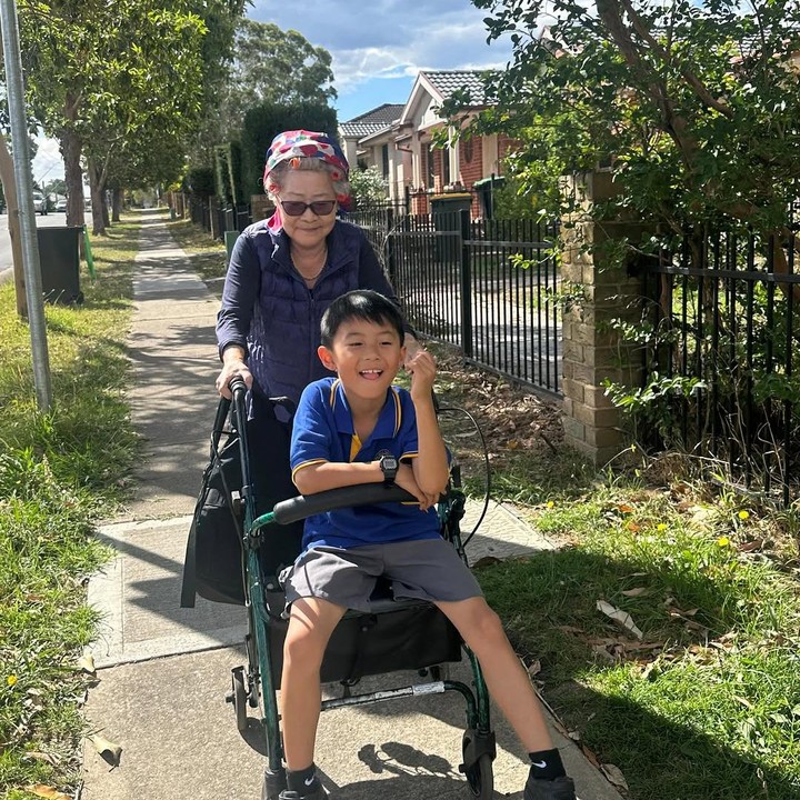 <p>Meski suhu tengah naik, Rini dan keluarga masih tetap melakukan aktivitas di luar rumah. Perlu diketahui, suhu di Australia memang tengah meningkat. Dilansir <em>Daily News</em>, Bureau of Meteorology (BoM) baru-baru ini mengeluarkan serangkaian peringatan gelombang panas ekstrem dan parah untuk sebagian besar wilayah Australia, termasuk Sydney. Suhu di beberapa bagian di Sydney bagian Barat bahkan diperkirakan&nbsp;bisa mencapai suhu 40 derajat. (Foto: Instagram @riniyulianti)</p>