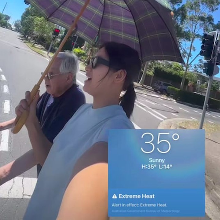 <p>Dalam unggahan di Instagram Storis, Rini menunjukkan suhu di luar ruangan di Australia sudah mencapai 35 derajat Celsius dan sudah masuk kategori panas ekstrem. Rini dan keluarga sampai harus menggunakan payung untuk melindungi diri dari terik matahari. (Foto: Instagram @riniyulianti)</p>