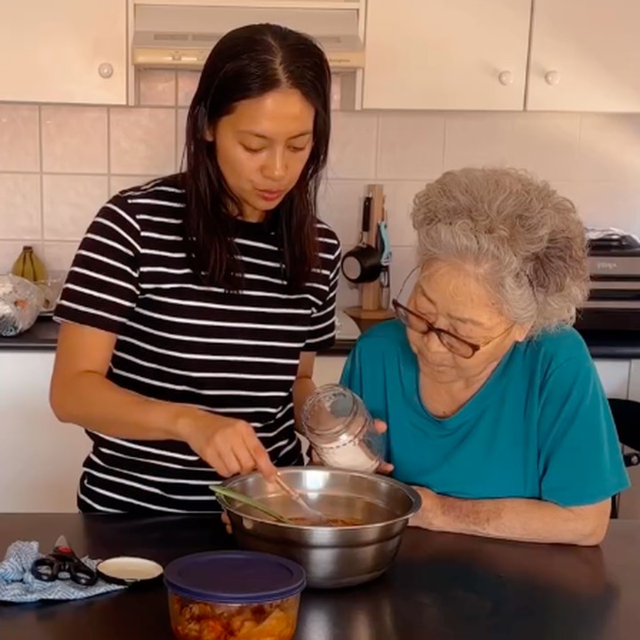 <p>Suhu panas di Australia membuat Rini dan keluarga mesti memutar otak untuk mendinginkan tubuh. Setelah berpanas-panasan di luar ruangan, perempuan 40 tahun ini membuat sajian mi dingin ala Korea untuk keluarganya. (Foto: Instagram @riniyulianti)</p>