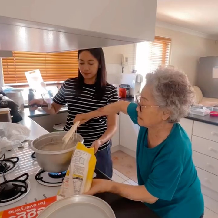 <p>Dalam <em>postingan</em> di Instagram, Rini mengunggah video saat membuat <em>spicy kimchi noodles</em> bersama ibu mertuanya yang asal Korea Selatan. "Sydney lagi terik banget, jadi kita bikin bibimguksu &mdash; <em>cold spicy kimchi noodles</em>. Resepnya? 100% diajarin Halmoninya Xavier. Lengkap dengan bumbu, kimchi, dan sentuhan tangan mama mertua yang ngajarin semuanya. <em>Simple, fresh, comforting</em>," tulisnya. (Foto: Instagram @riniyulianti)</p>