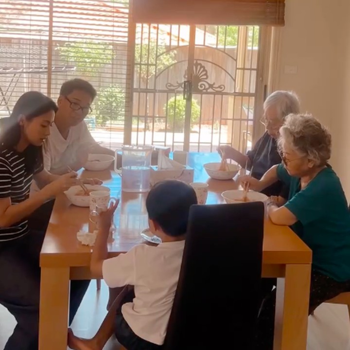 <p>Rini juga membagikan momen saat ia dan keluarga menyantap <em>spicy kimchi noodles</em> bersama. Semua anggota keluarga tampak menyukai makanan ini karena bisa membantu menyegarkan tubuh di tengah suhu panas Australia. "Lagi panas2nya makan ini tuh seger pedes," ungkap Rini. (Foto: Instagram @riniyulianti)</p>
