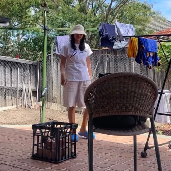 <p>Di foto lainnya, Rini memperlihatkan aktivitasnya saat menjemur pakaian di halaman belakang rumah. Rini terlihat mengenakan topi saat menjemur di suhu luar ruangan yang sudah mencapai 39 derajat Celsius. Saking panasnya, pakaian yang dijemur Rini bisa kering dalam waktu singkat, Bunda. "Sejam dah kering nih jemuran klo sepanassss iniih," tulisnya. (Foto: Instagram @riniyulianti)</p>