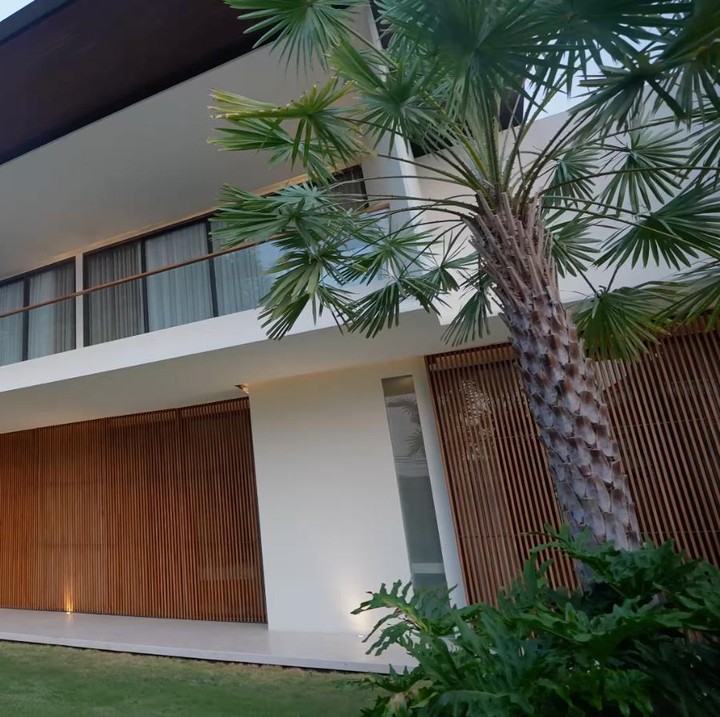 <p>Citra Kirana dan Rezky Aditya juga pernah memperlihatkan fasad rumahnya yang mengusung konsep <em>tropical</em>&nbsp;dan terinspirasi dari rumah-rumah di Bali. &ldquo;Kita mau tetap konsepnya tuh memang <em>tropical</em> gitu terinspirasi pengen banget punya rumah yang kayak di Bali. Kayak halamannya luas hijau-hijau juga, warnanya juga aku banget kayak cokelat terus beige gitu,&rdquo; tutur Citra, dikutip dari kanal YouTube <em>CikyCitraRezky.&nbsp;</em>(Foto: YouTube CikyCitraRezky)</p>
