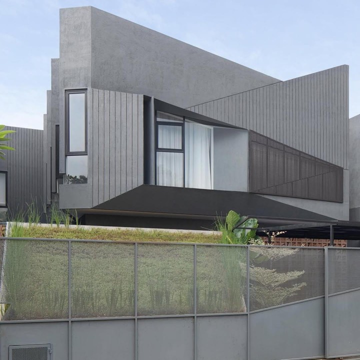 <p>Pemain sinetron Intan Nuraini pernah membagikan potret fasad rumahnya dengan konsep modern minimalis yang <em>aesthetic.</em> Usut punya usut, ternyata rumah yang dipenuhi dengan sentuhan warna monokrom ini termasuk salah satu impiannya. &ldquo;Rumah keluarga kecil kami. Tidak pernah terpikr sebelumnya bisa punya rumah yang dibangun oleh seorang arsitek dengan design yang unik dan &lsquo;tidak biasa&rsquo;..tapi itu adalah mimpi kami yang bahkan tidak pernah terucap, hanya dipendam dalam hati,&rdquo; tulis Intan, dikutip dari laman Instagram <em>@intan_nuraini23,</em> Jumat (5/12/2025). (Foto: Instagram @intan_nuraini23)</p>