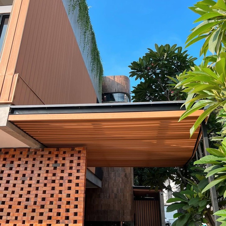 <p>Sabai Dieter dan Ringgo Agus Rahman juga memiliki rumah dengan konsep yang <em>aesthetic</em> dan&nbsp;<em>Instagramable </em>sekali, lho. Rumah ini bergaya <em>modern tropical</em> dengan dipenuhi sentuhan estetika natural, seperti menggunakan perpaduan material kayu, batu bata, dan tanaman. Sabai mengungkap rumah ini kelak menjadi tempat pulangnya anak-anak hingga dewasa. &ldquo;Akan selalu jadi rumah pulangnya anak2 sampe mereka gede nanti,&rdquo; tulis Sabai, dikutip dari laman Instagram <em>@sabaidieter.&nbsp;</em>(Foto: Instagram @sabaidieter)</p>