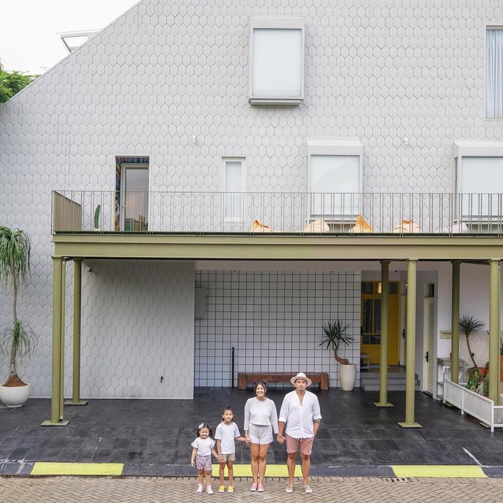 <p>Pasangan Sharena dan Ryan Delon juga pernah memperlihatkan fasad rumah impian mereka yang <em>aesthetic</em> dan <em>Instagramable</em>. Sharena mengungkapkan bahwa rumah bertema minimalis kontemporer ini dihasilkan dari kerja kerasnya bersama sang suami. &ldquo;Rumah dengan sejuta cerita, penuh drama dan tantangan yang seru banget, hasil dari semua kerja keras kita dengan proses yang itungannya lama banget. Cuma justru karena lika-liku prosesnya itu yang bikin kita skarang semacam klimaks menikmati hasilnya. Kalo kita, 3 tahun lah berjuang buat rumah ini sampe akhirnya berdiri tegap terisi dan jadi &lsquo;kita banget&rsquo;,&rdquo; ungkap Sharena, dikutip dari laman Instagram <em>@mrssharena.&nbsp;</em>(Foto: Instagram @mrssharena)</p>