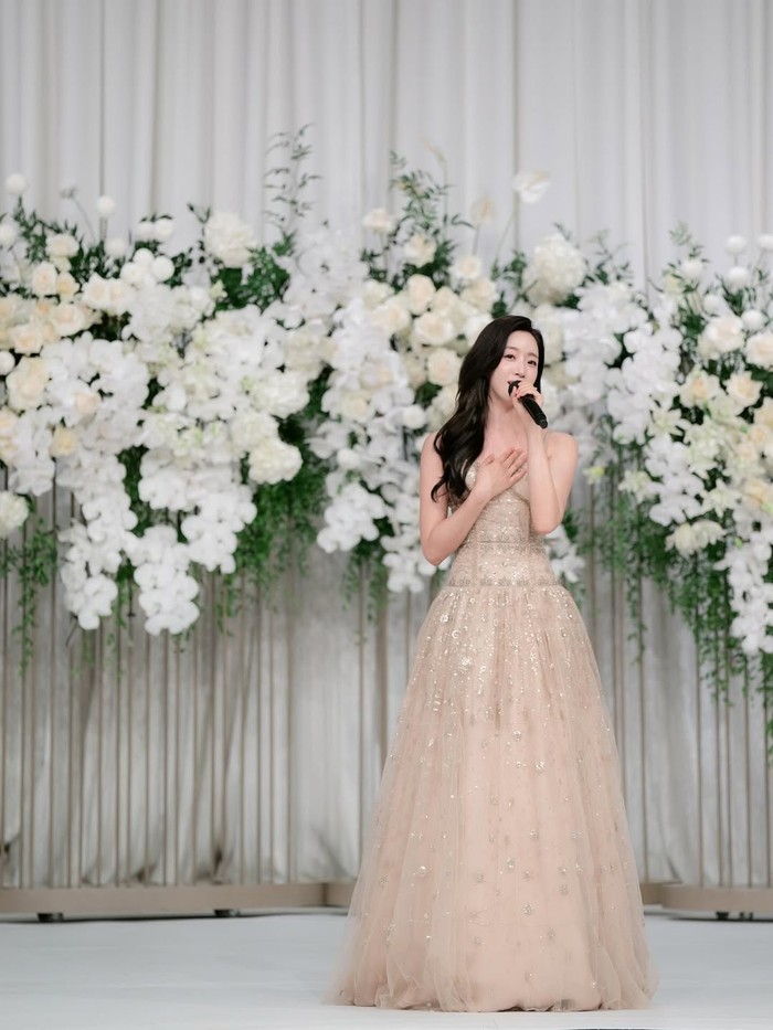 Sisi Hahm Eun Jung sebagai bintang idola diperlihatkan dalam pesta pernikahannya, Beauties. Vokalis T-ARA tersebut menyanyikan lagu Lee Sun Hee 'Meet Him Among Them' di hadapan mempelai pria maupun hadirin tamu./ Foto: instagram.com/eunjung.hahm