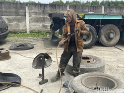 Cerita Siti Aisyah Perempuan Tukang Tambal Ban Truk yang Viral di TikTok