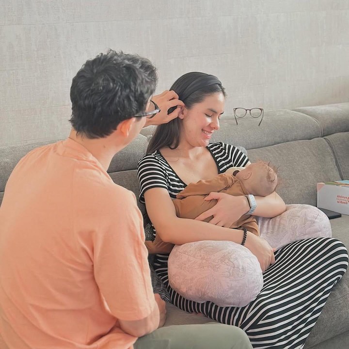 <p>Selama kelas menyusui, Steffi tetap ditemani suaminya, Bunda. Nino terlihat duduk di samping sang istri untuk memberikan semangat. Dalam satu momen, pria 41 tahun ini menunjukkan sisi romantisnya dengan menyelipkan rambut sang istri ke bagian belakang telinga. Hal romantis itu langsung disambut Steffi dengan senyuman manis. (Foto: Instagram @jamilatus.sadiyah)</p>