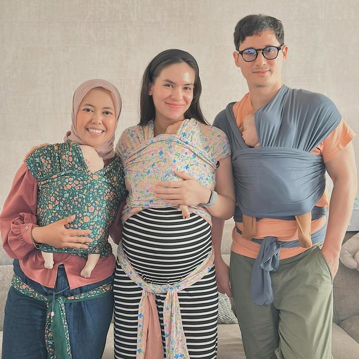 <p>Baru-baru ini, Steffi mengikuti kelas privat <em>breastfeeding</em> yang langsung dipandu oleh bidan terkenal Jamilatus Sa'diyah atau akrab disapa Bidan Mila. Melalui unggahan di Instagram, Bidan Mila membagikan momen saat Steffi dan Nino kompak belajar cara menggendong bayi dengan alat peraga boneka. "Kelas <em>Private Breastfeeding and newborn care</em> @bumilpamil.id," tulisnya di Instagram @jamilatus.sadiyah. <em>HaiBunda</em> sudah meminta izin untuk mengutip konten ini. (Foto: Instagram @jamilatus.sadiyah)</p>