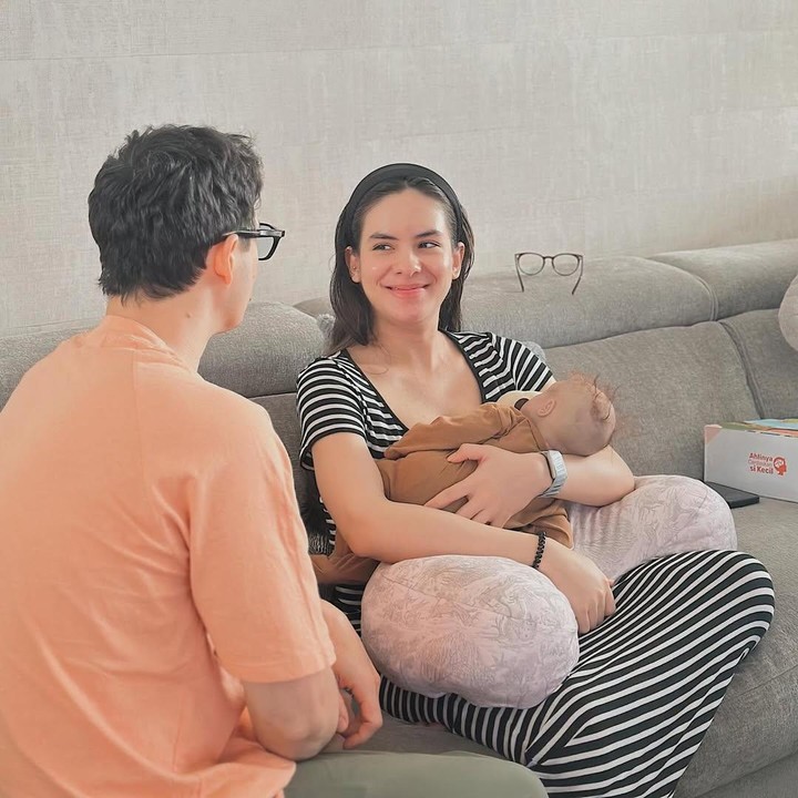 <p>Selain kelas <em>newborn care</em>, Steffi secara khusus mempelajari cara menyusui dari Bidan Mila. Kali ini, Steffi belajar cara memposisikan dalam posisi duduk dengan bantuan penyangga bantal. Steffi tampaknya sudah mempersiapkan beberapa perlengkapan untuk menyusui anaknya nanti. (Foto: Instagram @jamilatus.sadiyah)</p>