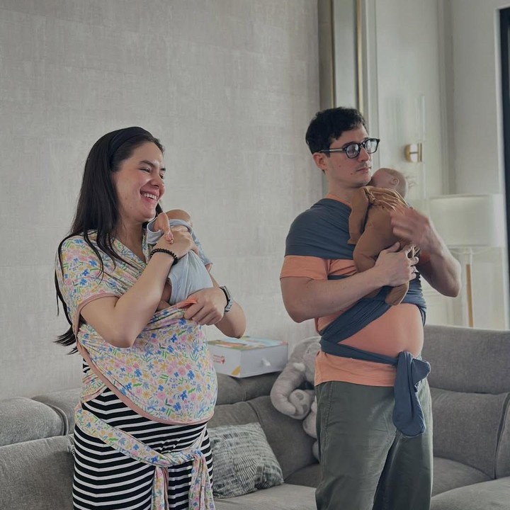 <p>Baik Steffi maupun Nino tampaknya sudah cukup luwes dalam memposisikan dan menggendong anak. Dalam beberapa foto, pasangan ini bahkan terlihat begitu nyaman saat mendekap boneka peraga yang sudah disangga dengan tali gendongan, Bunda. (Foto: Instagram @jamilatus.sadiyah)</p>