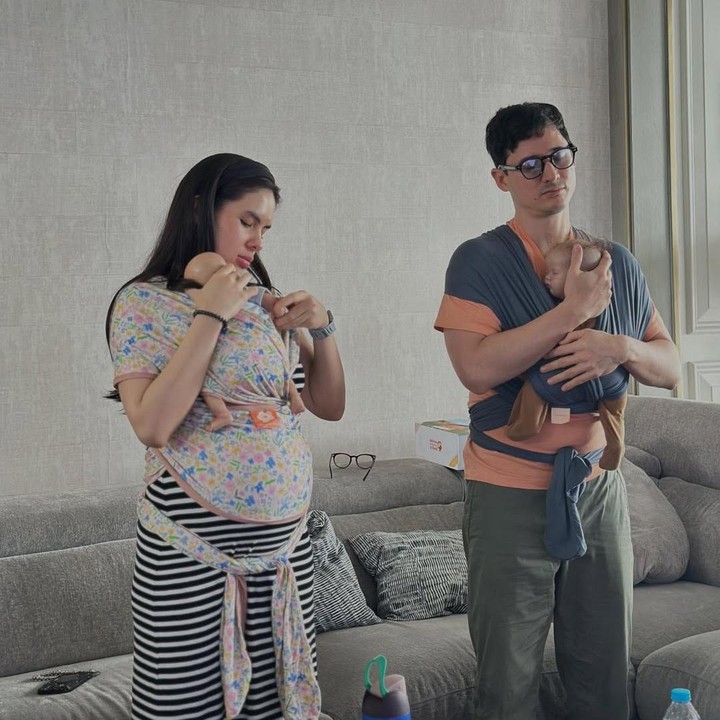 <p>Di kolom komentar unggahan, Steffi mengucapkan terima kasih kepada Bidan Mila. Perempuan 24 tahun ini mengaku sangat terbantu dengan kelas menyusui dan <em>newborn care</em> yang didapatnya dari sang Bidan. "Kak milaaa terimakasih banyaak banyaakk untuk ilmu dan waktu nyaaa. bener2 jadi banyak ngerti dan lebih paham. Terbaikk deh pokonya bidan mila dan bumil pamill semoga semakin banyak orang tua yang gak malu untuk belajarr," tulis Steffi. (Foto: Instagram @jamilatus.sadiyah)</p>