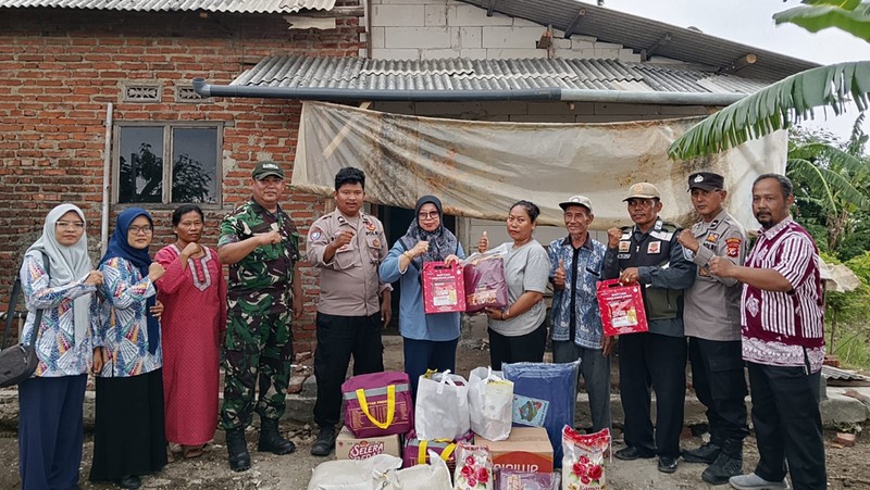 Pemerintah Kabupaten (Pemkab) Indramayu melalui Dinas Sosial (Dinsos) Kabupaten Indramayu menyalurkan bantuan kepada korban bencana rumah roboh akibat cuaca