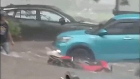 Detik-detik Kendaraan Bermotor Terseret Arus Imbas Banjir di Malang