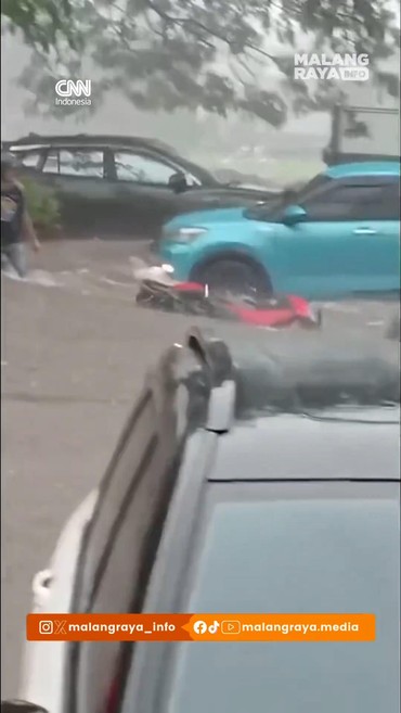 Detik-detik Kendaraan Bermotor Terseret Arus Imbas Banjir di Malang