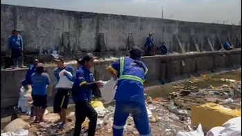 Tumpukan Karung Pasir untuk Tambal Tanggul Laut Bocor di Muara Baru