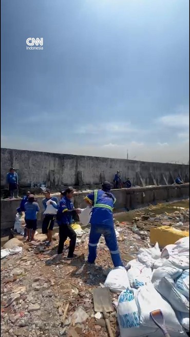 Tumpukan Karung Pasir untuk Tambal Tanggul Laut Bocor di Muara Baru