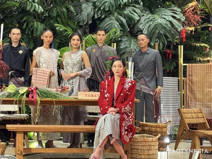 Tobatenun gandeng lima label asal Indonesia. Kantita, Rinda Salmun, Studio Jeje, Maison Obscura, dan Lungsin menampilkan karya menggunakan tenun.
