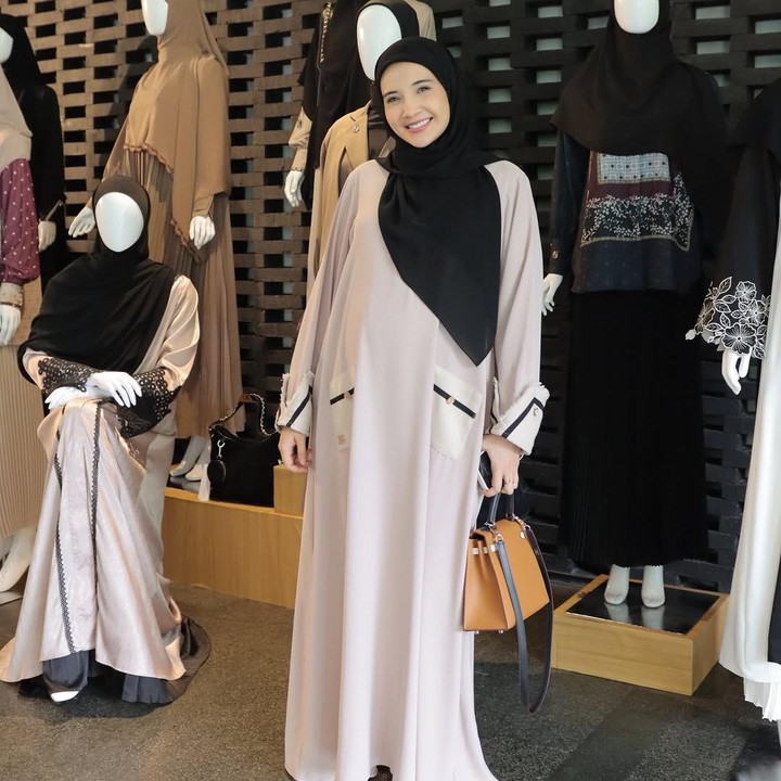 <p>Baru-baru ini, Zaskia membagikan potretnya saat mengurus bisnis fashion. Zaskia bersama adiknya Shireen Sungkar diketahui membangun bisnis fashion pakaian muslim perempuan. Belum lama ini, Shireen menyelenggarakan acara spesial kolaborasi pakaian muslim bersama sahabatnya Natasha Rizky. (Foto: Instagram @zaskiasungkar15)</p>