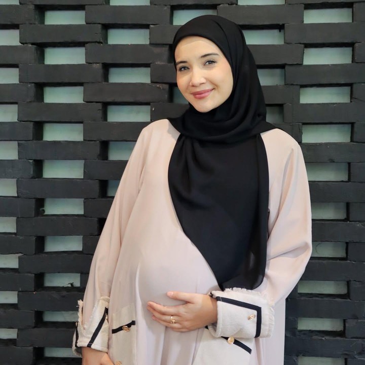 <p>Artis Zaskia Sungkar tengah menikmati berbagai momen spesial di kehamilan keduanya. Saat ini, usia kehamilan Zaskia sudah memasuki trimester kedua, Bunda. Meski tengah hamil, istri Irwansyah ini tetap aktif melakukan berbagai kegiatan di luar rumah. (Foto: Instagram @zaskiasungkar15)</p>