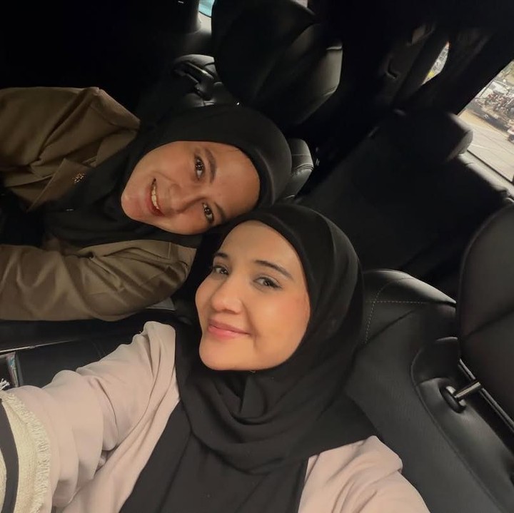 <p>Zaskia juga sempat membagikan momen kebersamannya dengan sang sahabat Paula Verhoeven. Keduanya <em>wefie</em> bareng dan terlihat kompak mengenakan jilbab berwarna hitam. (Foto: Instagram @zaskiasungkar15)</p>