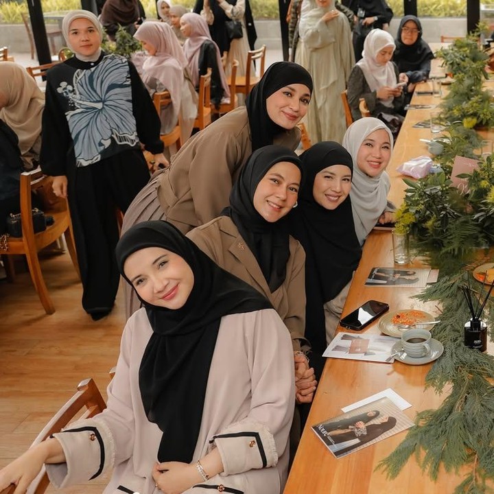 <p>Dalam acara ini, Zaskia tak hanya memberikan dukungan ke sang adik dan membantu mengurus bisnis fashion. Bunda dua anak ini juga terlihat menyempatkan&nbsp;<em>quality time</em> dengan teman-teman dekatnya, seperti Paula Verhoeven, Tya Ariestya, dan Chacha Frederica. (Foto: Instagram @zaskiasungkar15)</p>