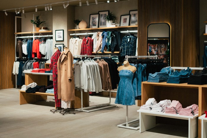 Merayakan pembukaan Abercrombie & Fitch di Indonesia, kamu dapat menikmati Holiday 2025 Collection. Ada cozy hoodies, wool sweaters, relaxed sweatpants, hingga party-ready pieces seperti statement outerwear, chic dresses, dan faux fur coats.