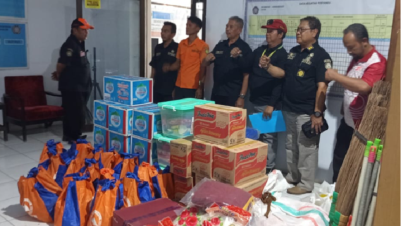 Pemerintah Kabupaten Indramayu melalui Dinas Sosial bekerja sama dengan BPBD Indramayu menyalurkan bantuan