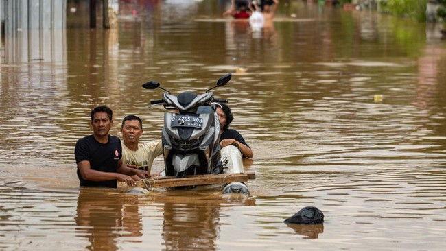 Hujan deras disertai angin kencang yang mengguyur wilayah Kabupaten Bandung, Selasa (7/4), menyebabkan banjir di dua wilayah dan longsor di empat wilayah.