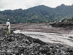 Video: Banjir Lahar Semeru Terjang Permukiman, Ratusan Warga Lari ke Bukit