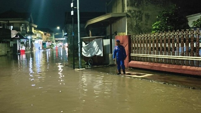 Banjir rob merendam lima kecamatan di kawasan pesisir utara Pasuruan, Jawa Timur, pada Jumat malam (5/12).