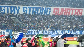 FOTO: Persib Berlaga, Bobotoh Kirim Pesan untuk Korban Banjir Sumatera