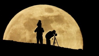 FOTO: Fenomena Supermoon Terakhir 2025