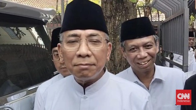 Ketum PBNU) Gus Yahya memenuhi panggilan para kiai sepuh dalam Forum Sesepuh dan Mustasyar NU di Pondok Pesantren Tebuireng, Jombang, Sabtu (6/12).