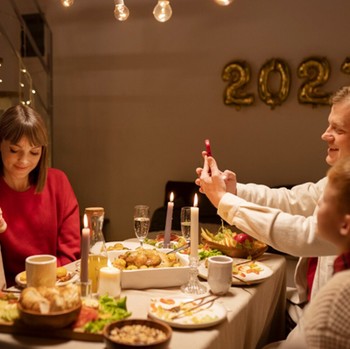 Pasti Tetap Seru! Ini 7 Cara Menyiapkan Perayaan Tahun Baru di Rumah