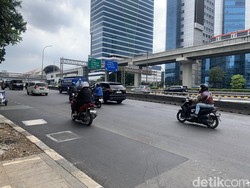 Jalan Rusak di Gatsu Pancoran Bikin Kecelakaan hingga Barang Pemotor Jatuh
