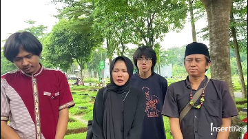 Karina Ranau Ziarah Makam Epy Kusnandar Tiap Hari: Saya Masih Pengin Bercerita