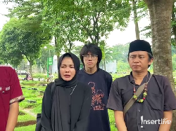 Karina Ranau Ziarah Makam Epy Kusnandar Tiap Hari: Saya Masih Pengin Bercerita