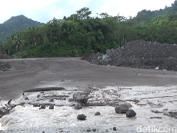 Banjir Lahar Semeru Timbun Jembatan, 137 KK di Lumajang Terisolasi